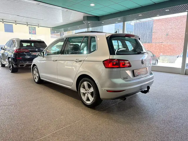 Volkswagen Golf view 4
