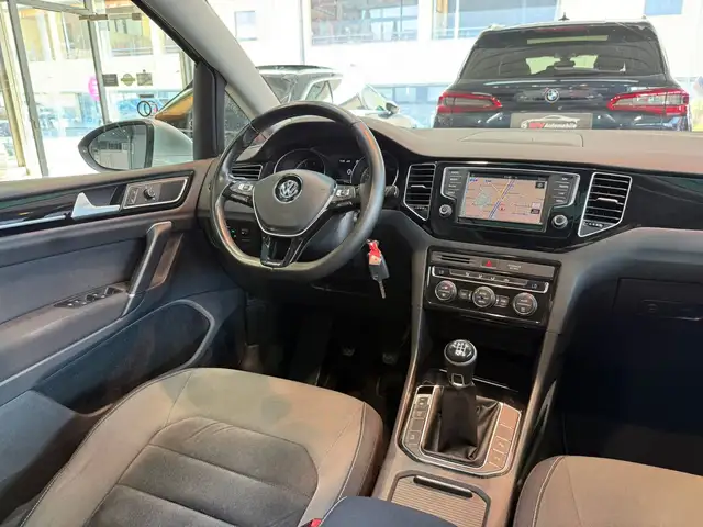 Volkswagen Golf view 12