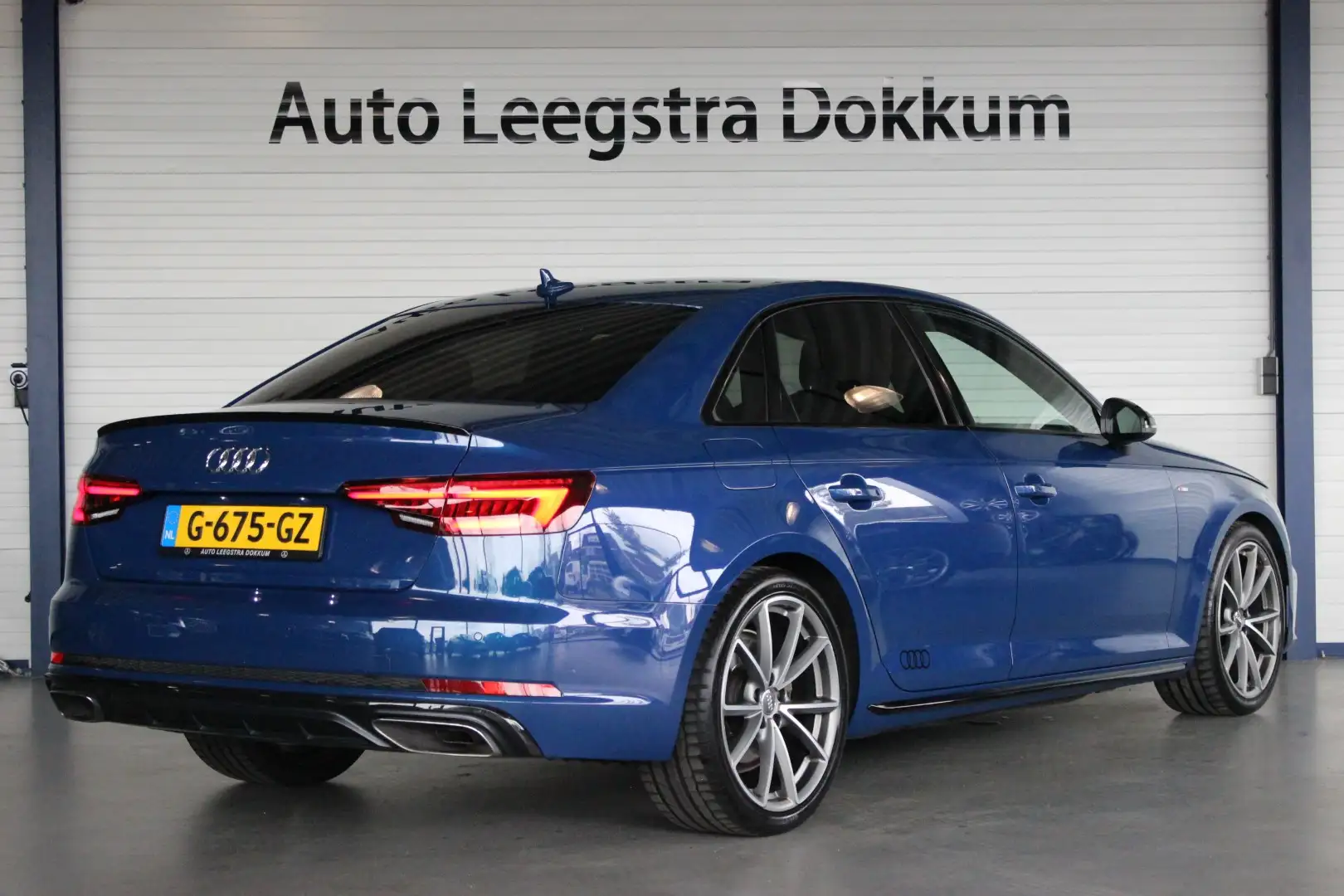 Audi A4 Limousine 35 TFSI S-Line Black Edition Ascariblau Bleu - 2