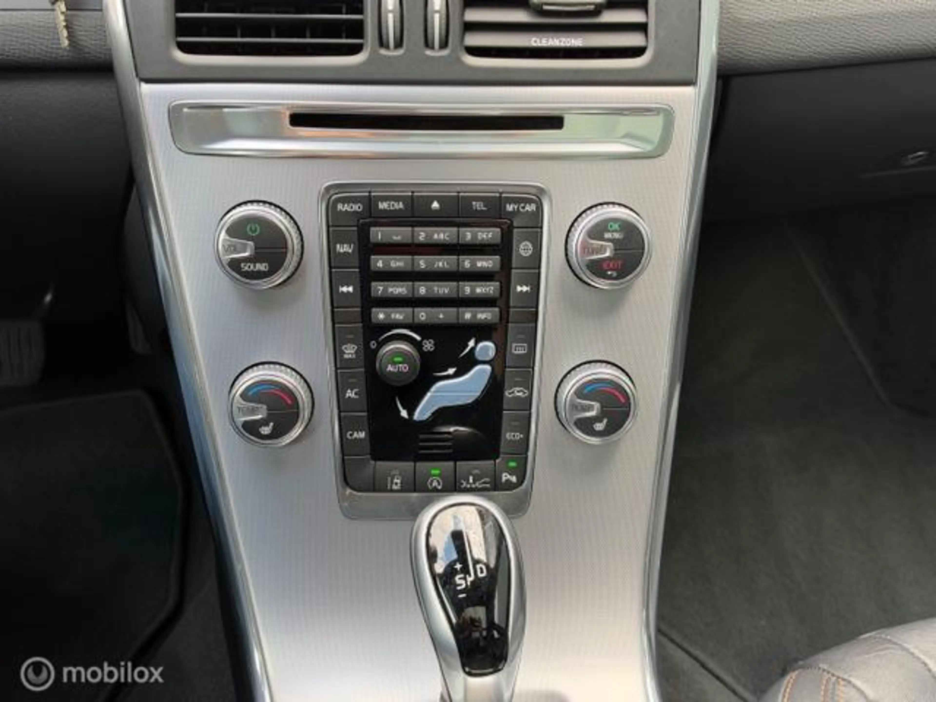 Volvo XC60 2.0 D4 FWD Polar+ — photo 14