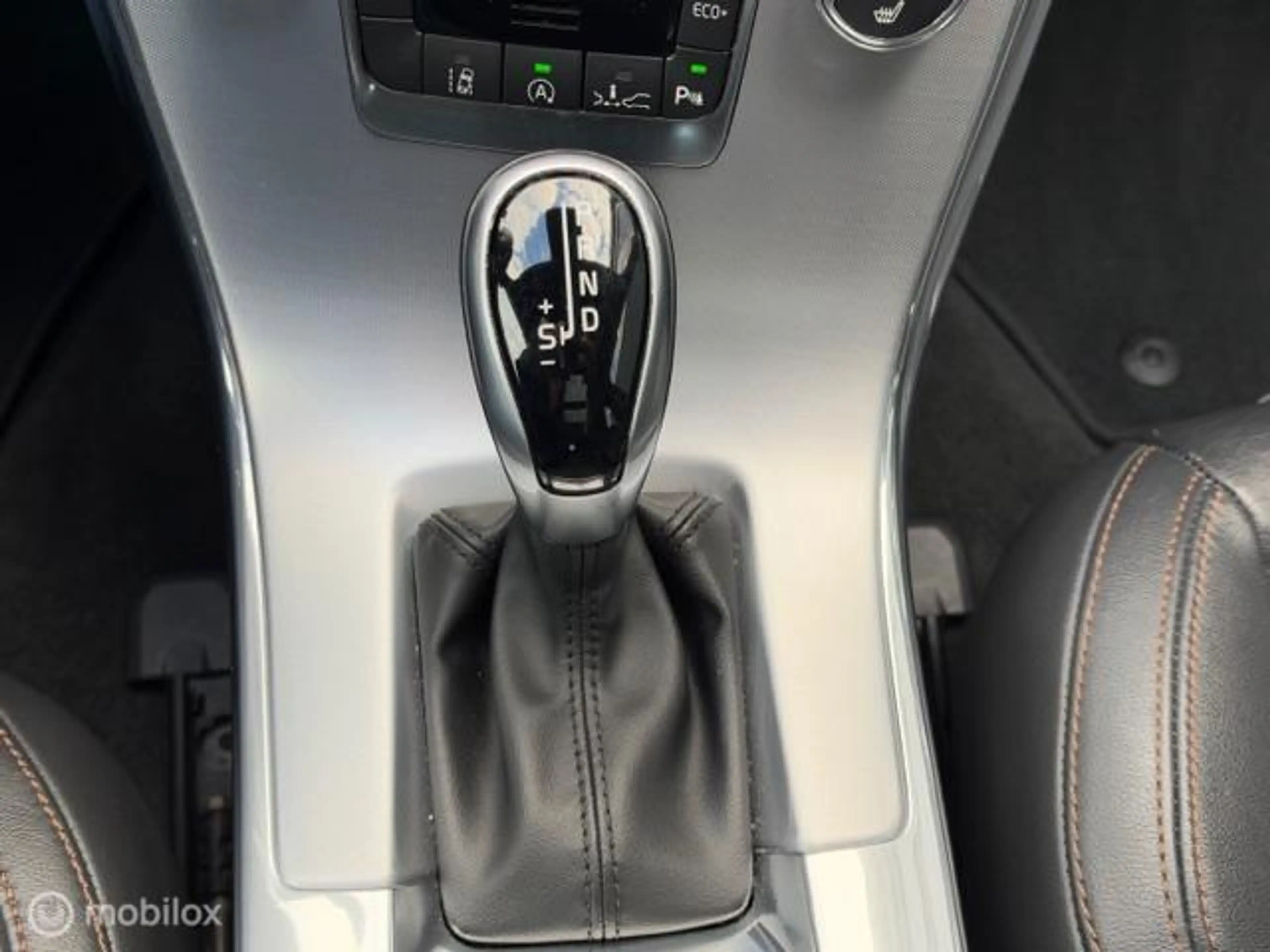 Volvo XC60 2.0 D4 FWD Polar+ — photo 15
