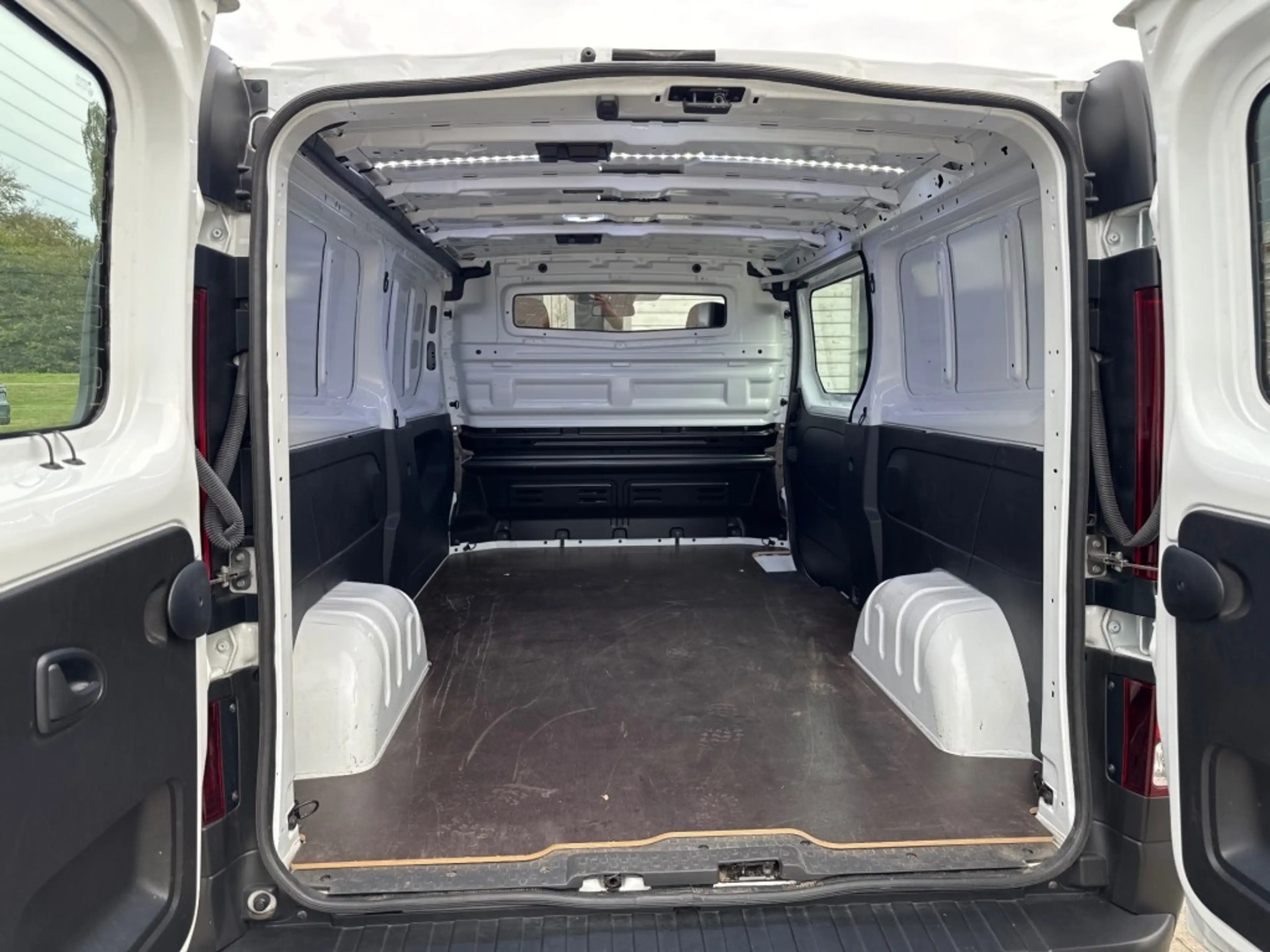 Renault Trafic 2.0 D 150pk  L2H1 Navi - carplay/android auto - bi — photo 4