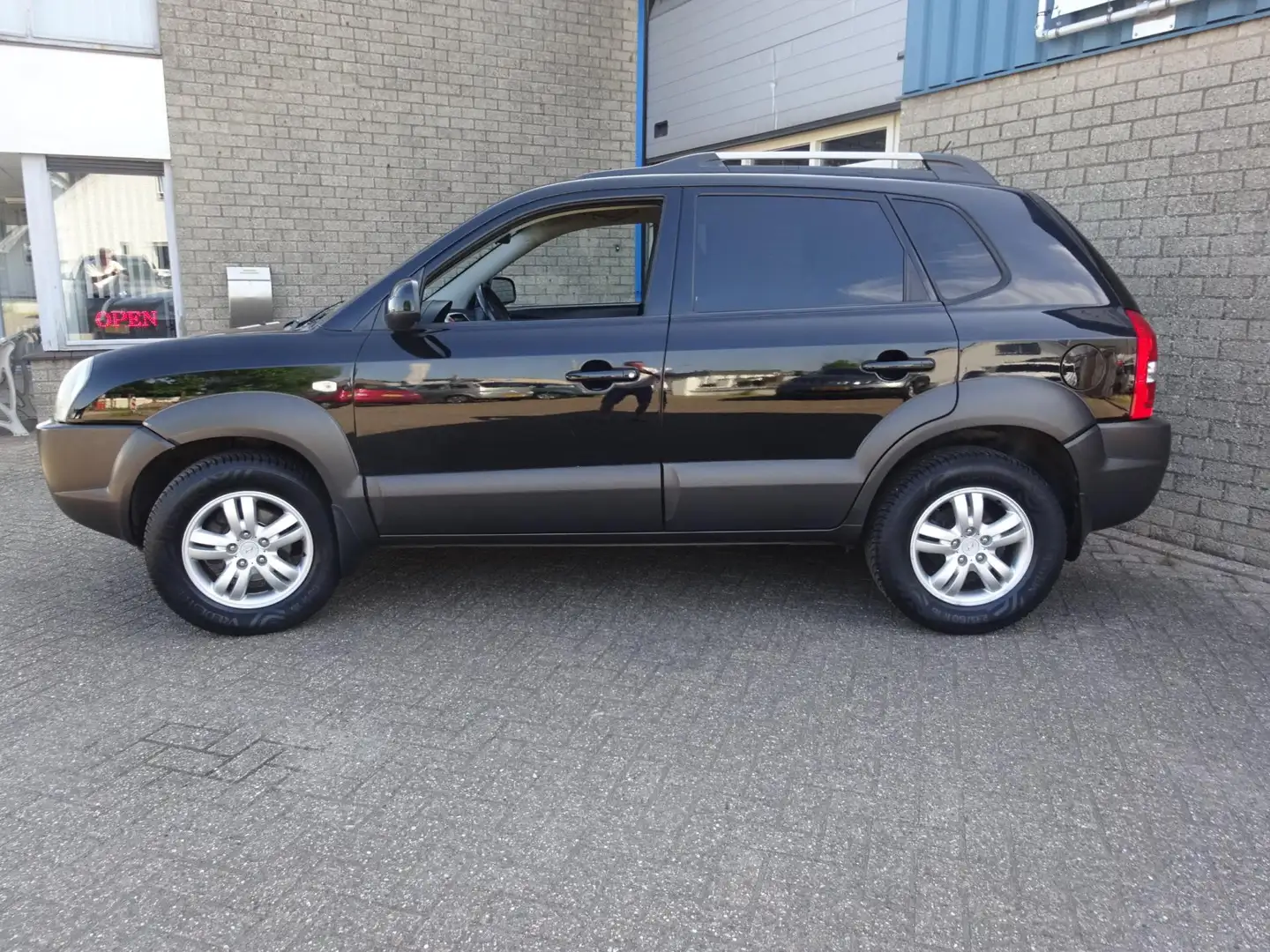 Hyundai TUCSON 2.0i Dynamic Zwart - 2