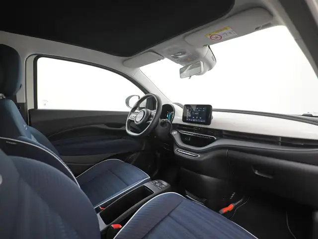 Fiat 500C view 2