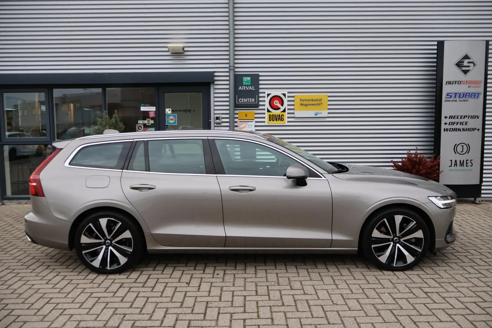 Volvo V60 2.0 T8 Recharge Business Pro 1e Eigenaar | NL-Auto Grijs - 2