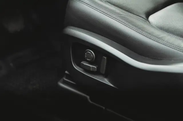 Land Rover Defender 90 view 10