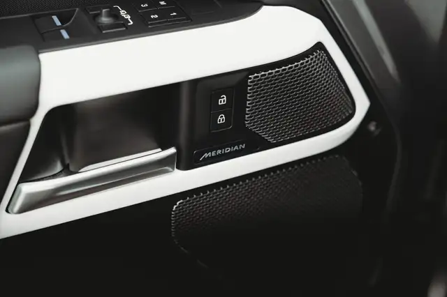 Land Rover Defender 90 view 12
