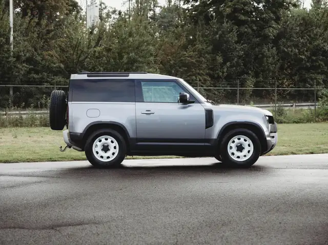 Land Rover Defender 90 view 4