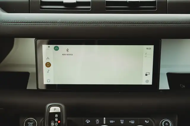 Land Rover Defender view 29