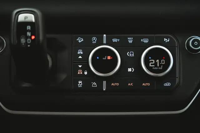 Land Rover Defender view 19