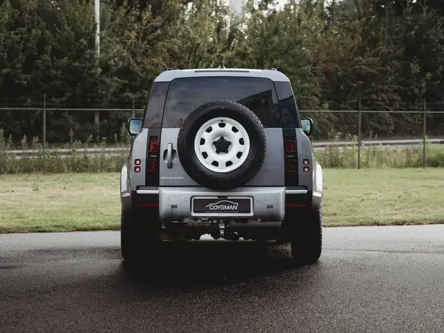 Land Rover Defender 90 view 6