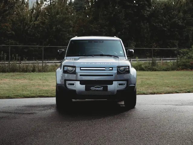 Land Rover Defender 90 view 3