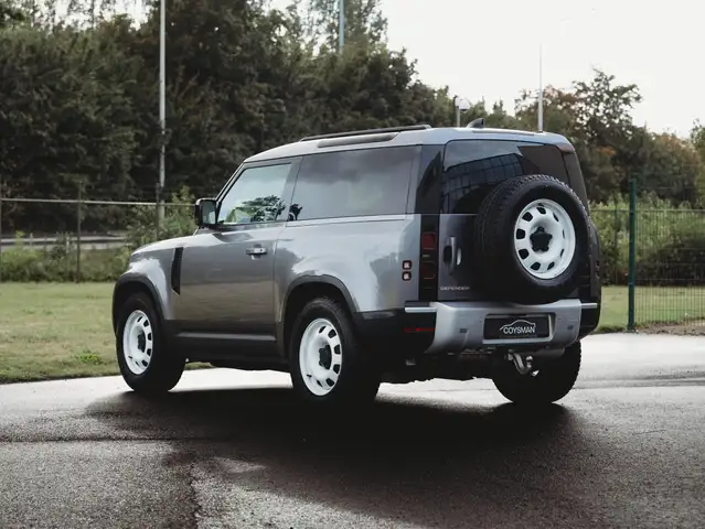 Land Rover Defender 90 view 7