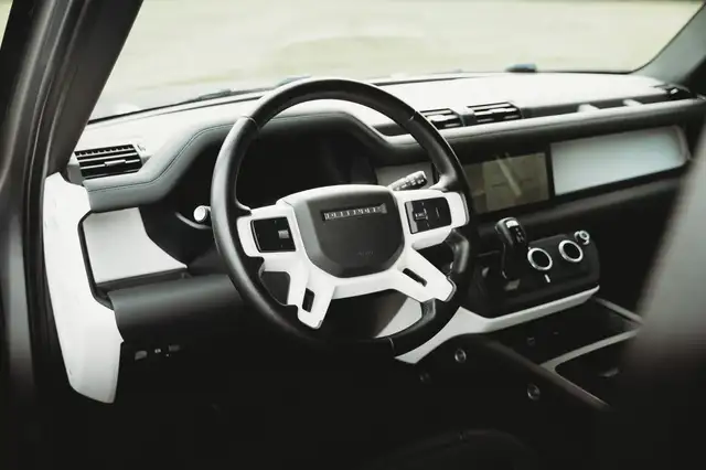 Land Rover Defender 90 view 13