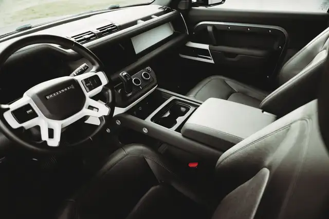 Land Rover Defender 90 view 15