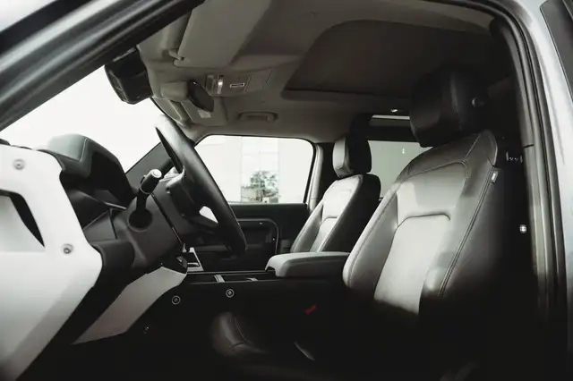 Land Rover Defender 90 view 14