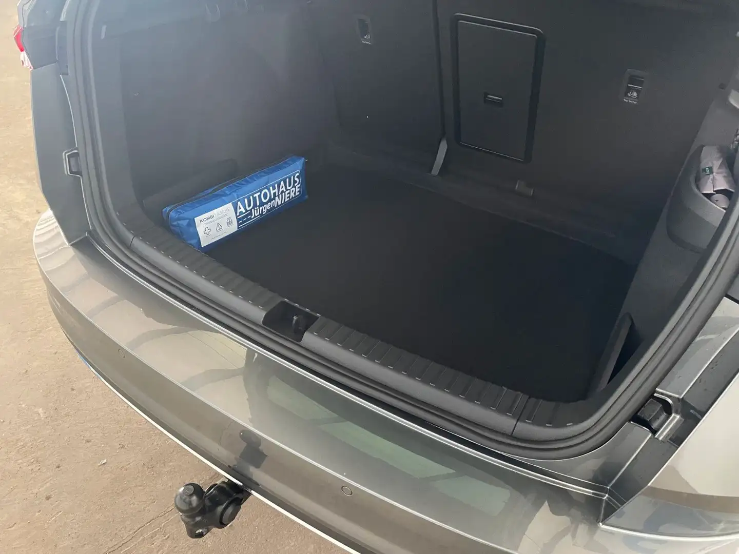 Skoda Karoq 1.5l TSI DSG Sportline NAVI/AHK/19 Zoll Grau - 2