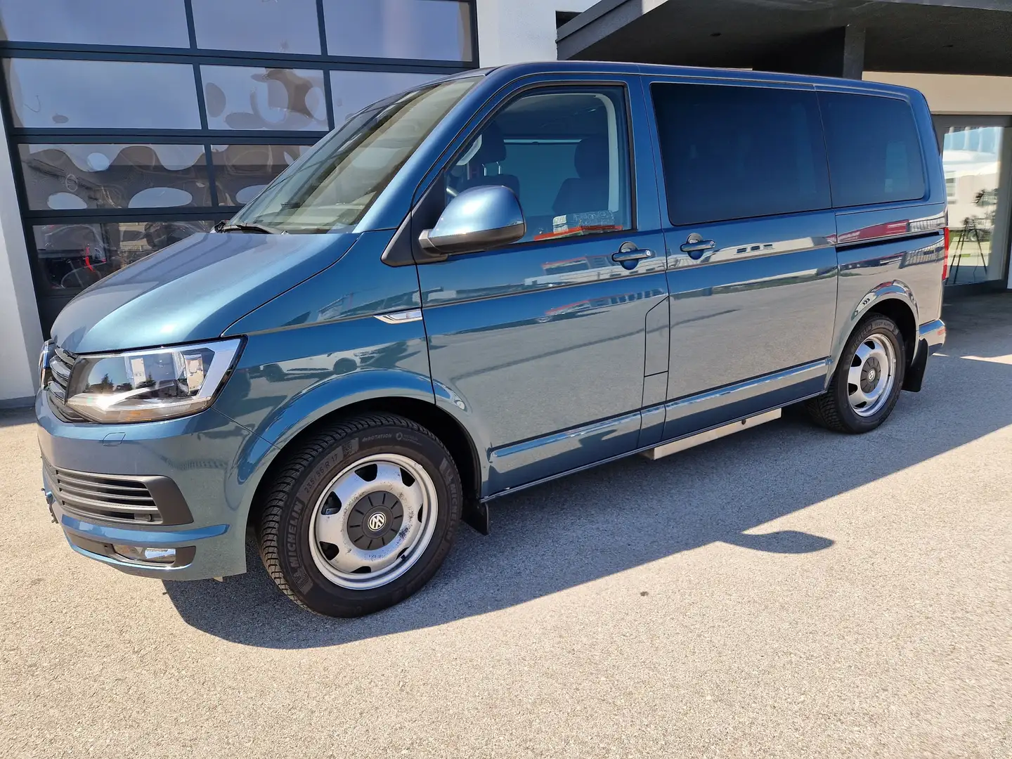 Volkswagen T6 Caravelle CARAVELLE*COMFORTLINE*BEHINDERTENGERECHT* Grün - 2