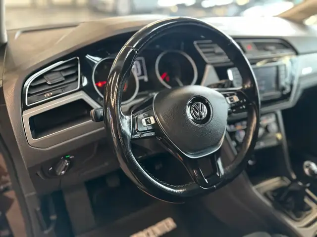 Volkswagen Touran view 9