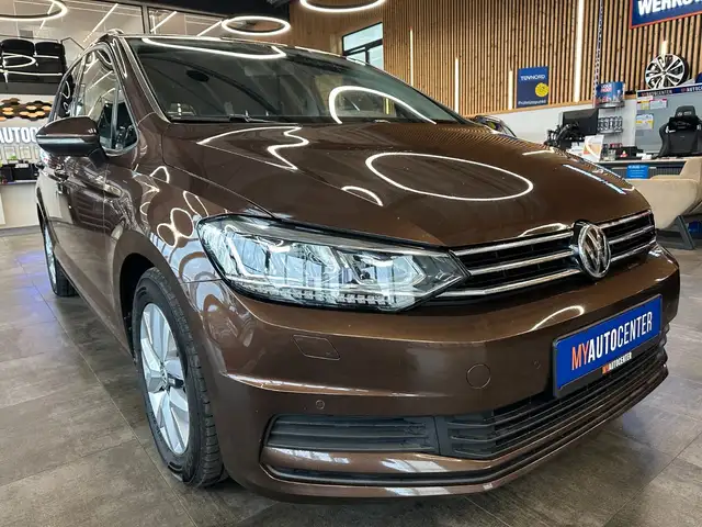 Volkswagen Touran view 3