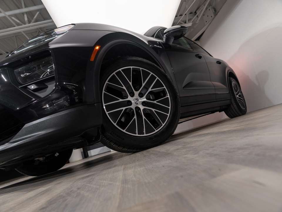 2025 Porsche Macan 4 Electric AWD alt 3