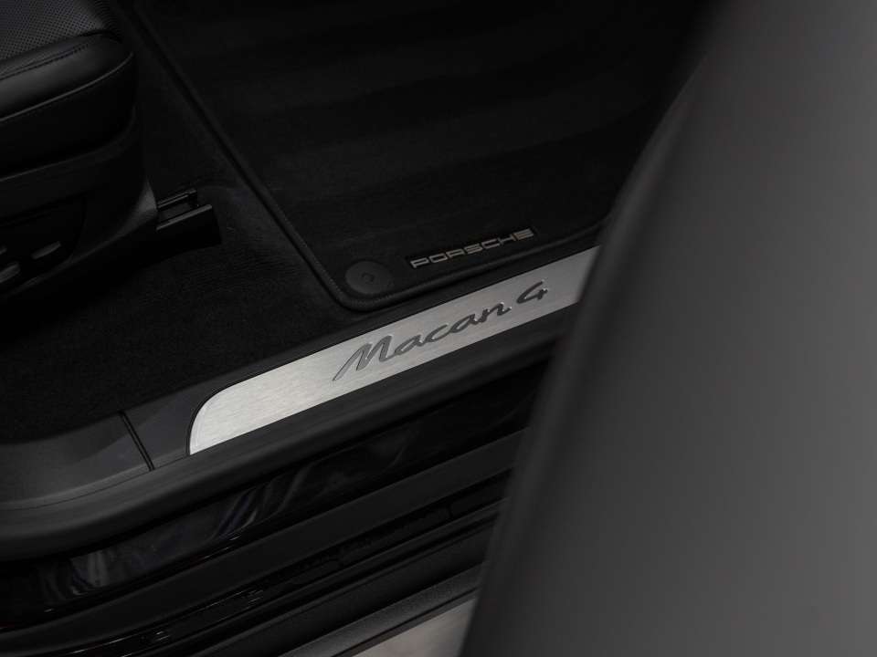 2025 Porsche Macan 4 Electric AWD thumb 18