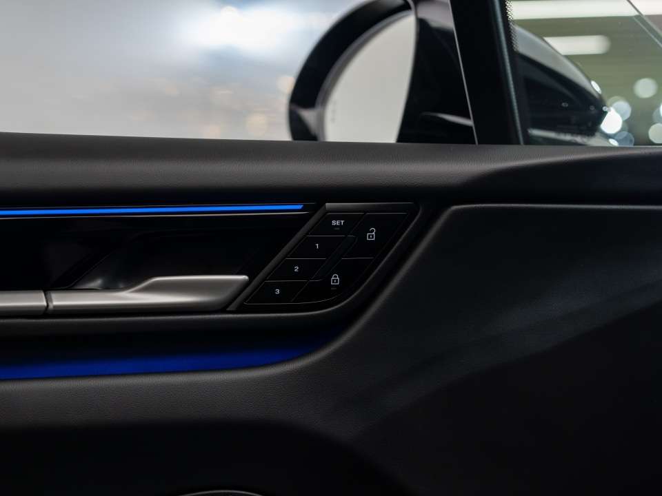 2025 Porsche Macan 4 Electric AWD thumb 25