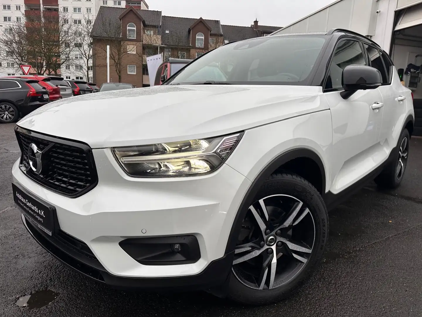 Volvo XC40 D4 AWD R Design 20'',AHK,Alcantara,Pano,ACC Weiß - 1