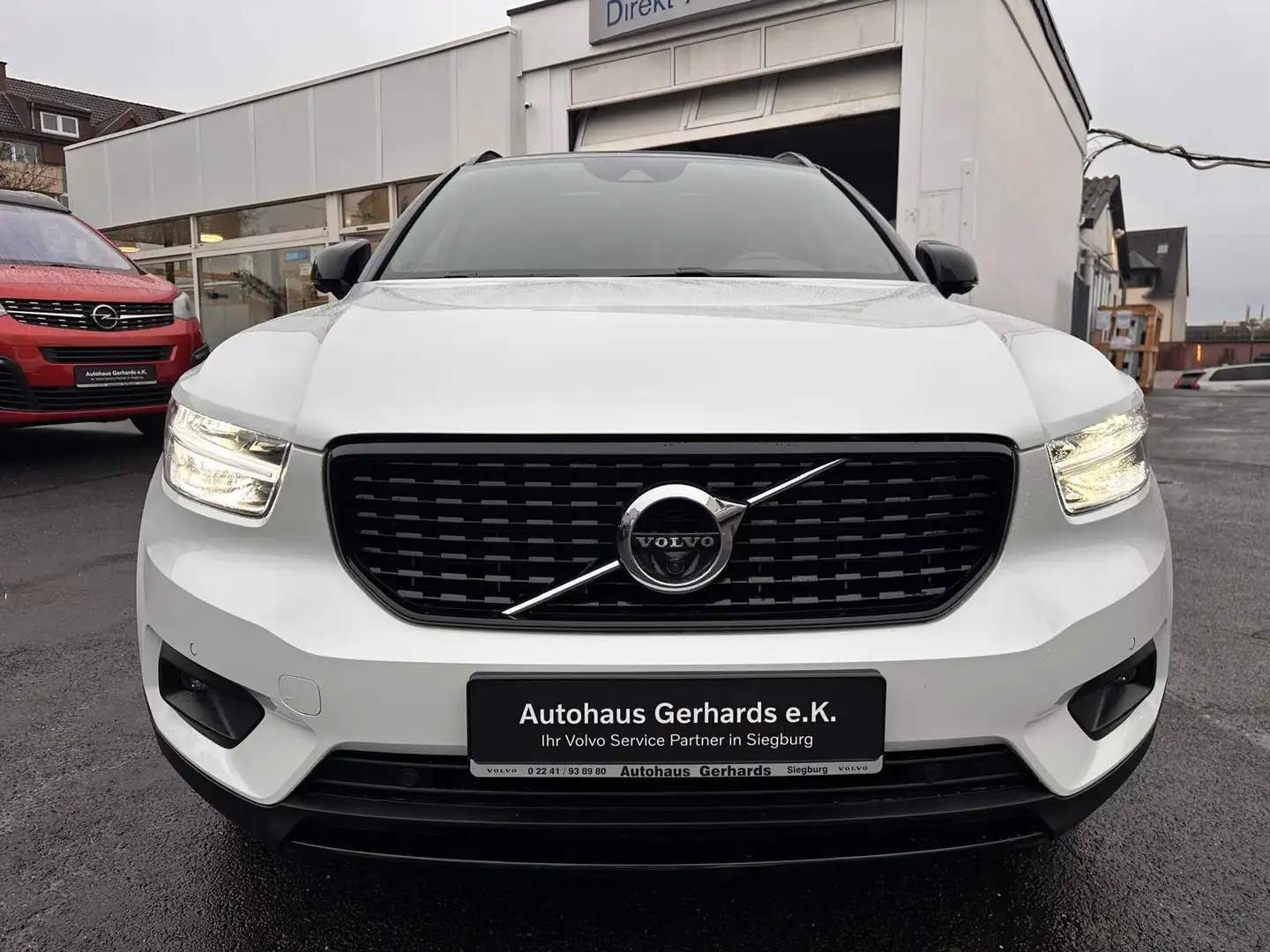 Volvo XC40 D4 AWD R Design 20'',AHK,Alcantara,Pano,ACC Weiß - 2