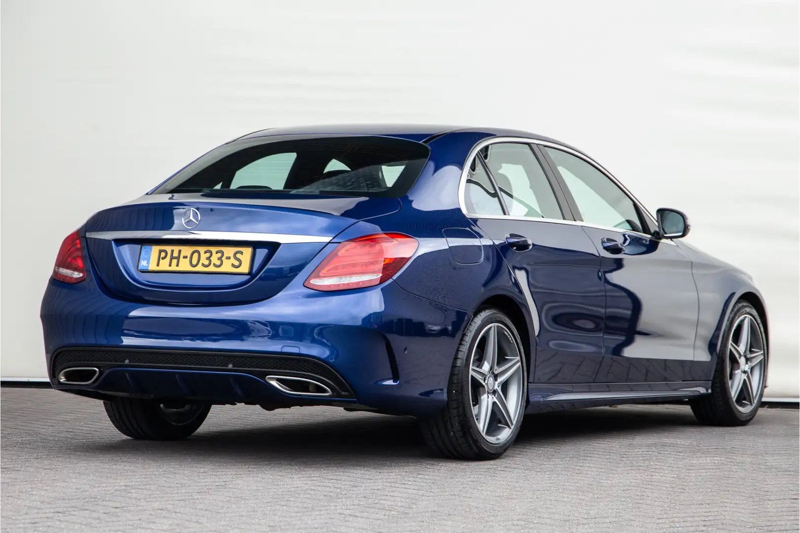 Mercedes-Benz C 180 AMG Aut9, Navi, Leder, Camera, PDC 2017 Blauw - 2