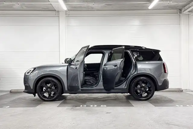MINI Countryman view 3