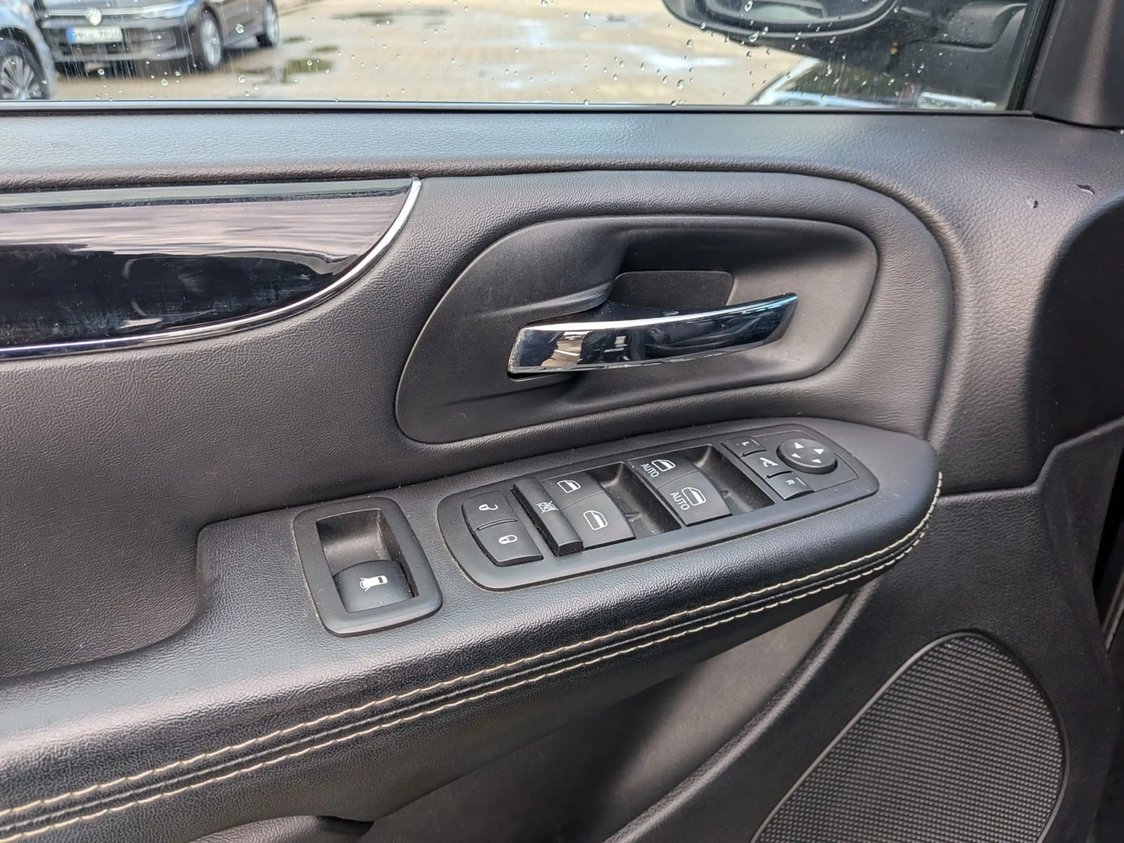 Lancia Voyager S 7-Sitze DVD Xenon TÜV bis 2028 — photo 13