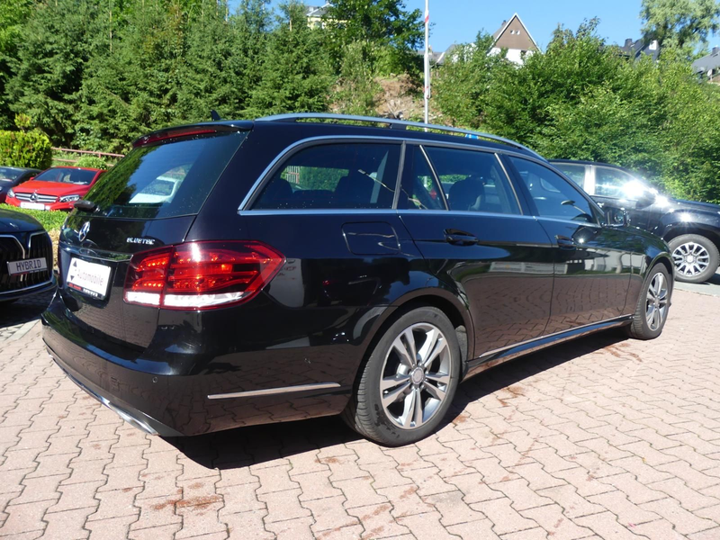 Mercedes-Benz E 220 *T*4Matic*Leder*Klima*Sitzhzg*LED* — photo 5