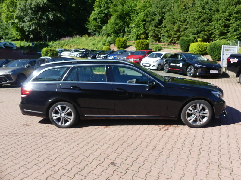 Mercedes-Benz E 220 *T*4Matic*Leder*Klima*Sitzhzg*LED* — photo 4