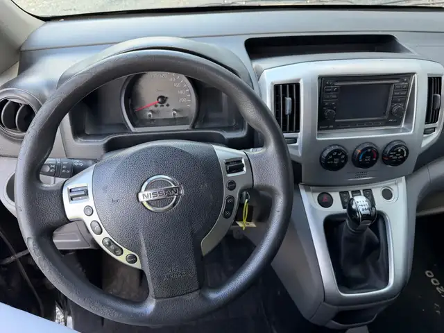 Nissan NV200 view 8