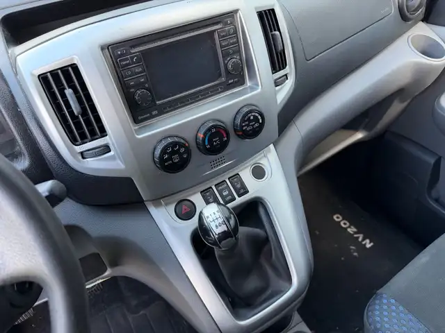 Nissan NV200 view 9