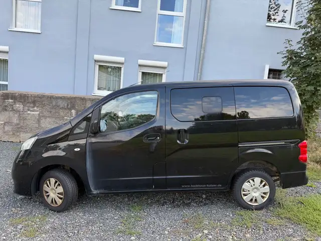 Nissan NV200 view 2