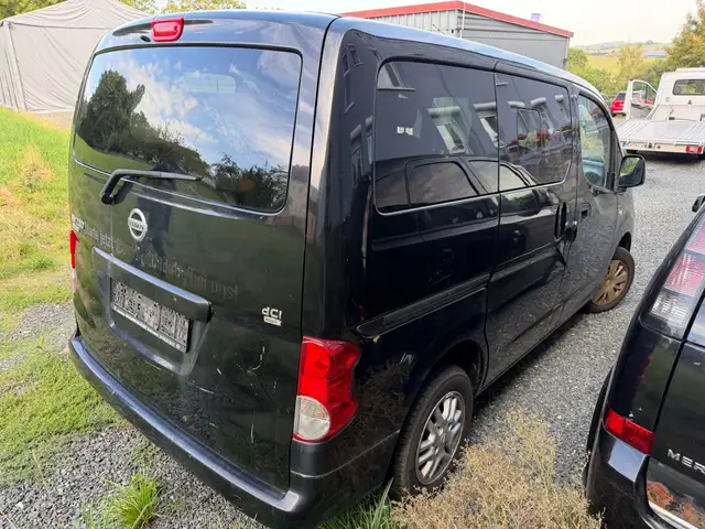 Nissan NV200 view 4