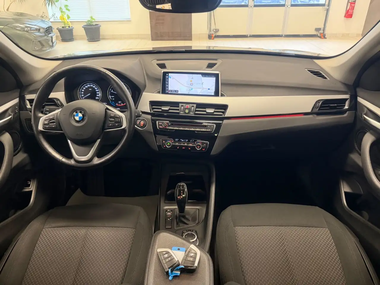 2021 BMW X1 sDrive Aut/Panoram/Park&Driv&StauAss/MemSitze, photograph 3