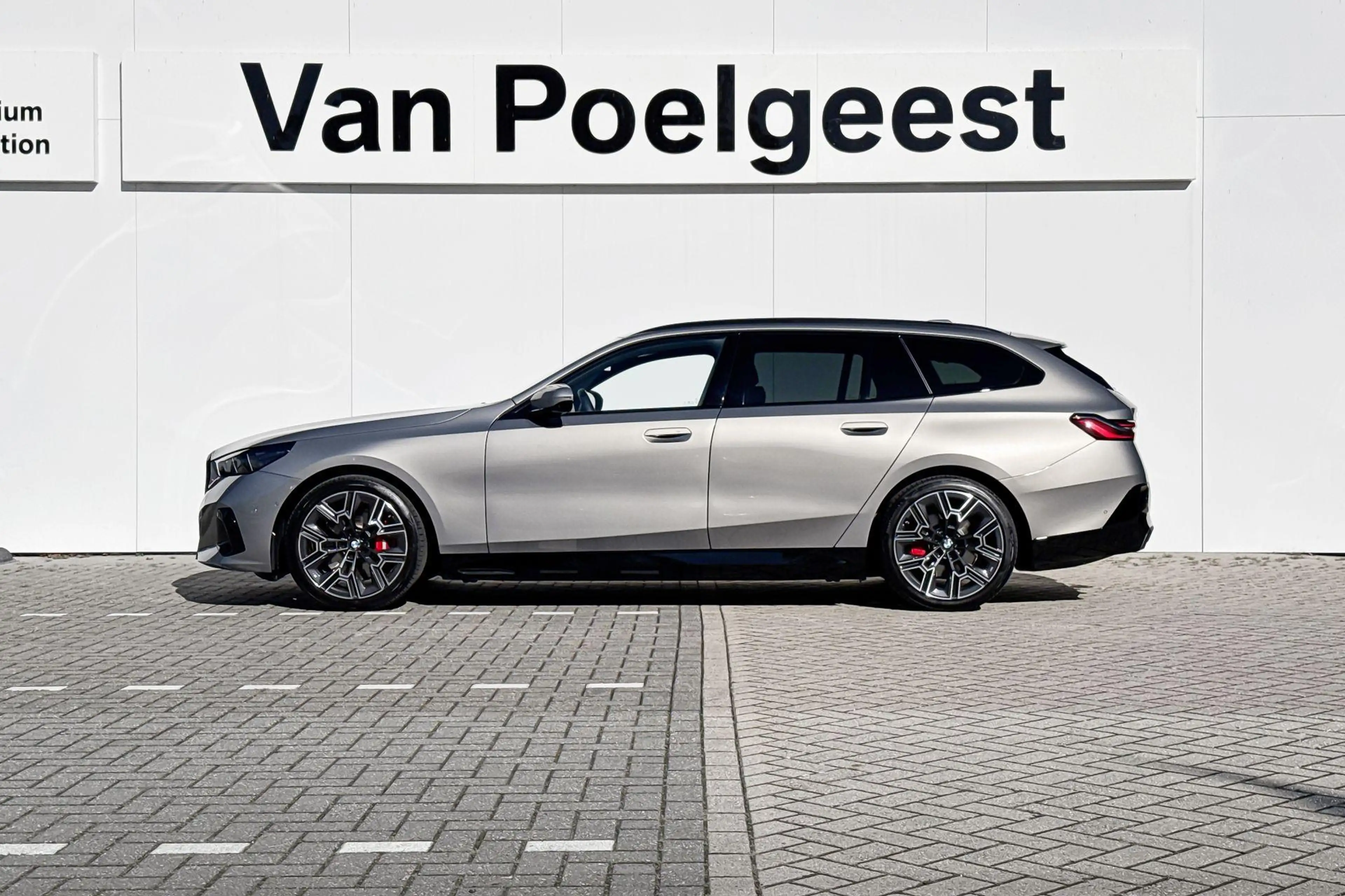 BMW i5 Touring eDrive40 84 kWh | M Sport | Trekhaak | — photo 2