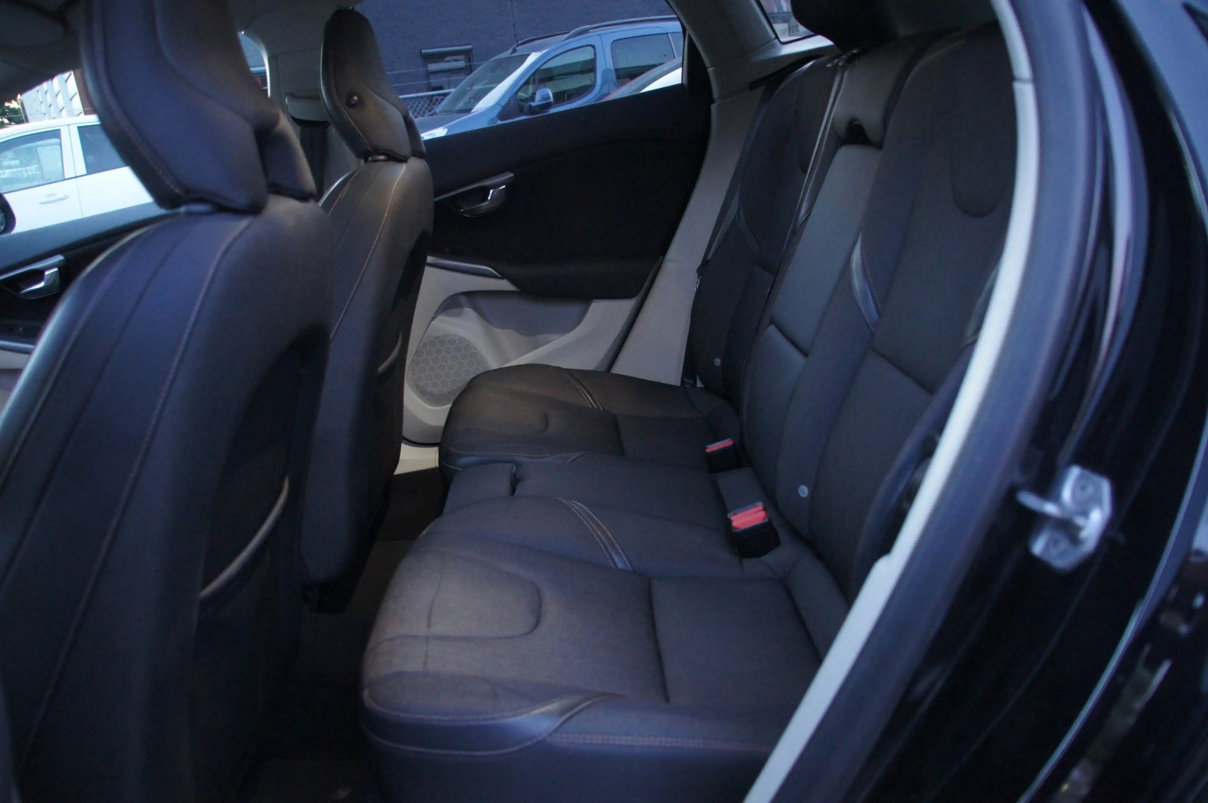 Volvo V40 Cross Country 1.6 D2 — photo 9