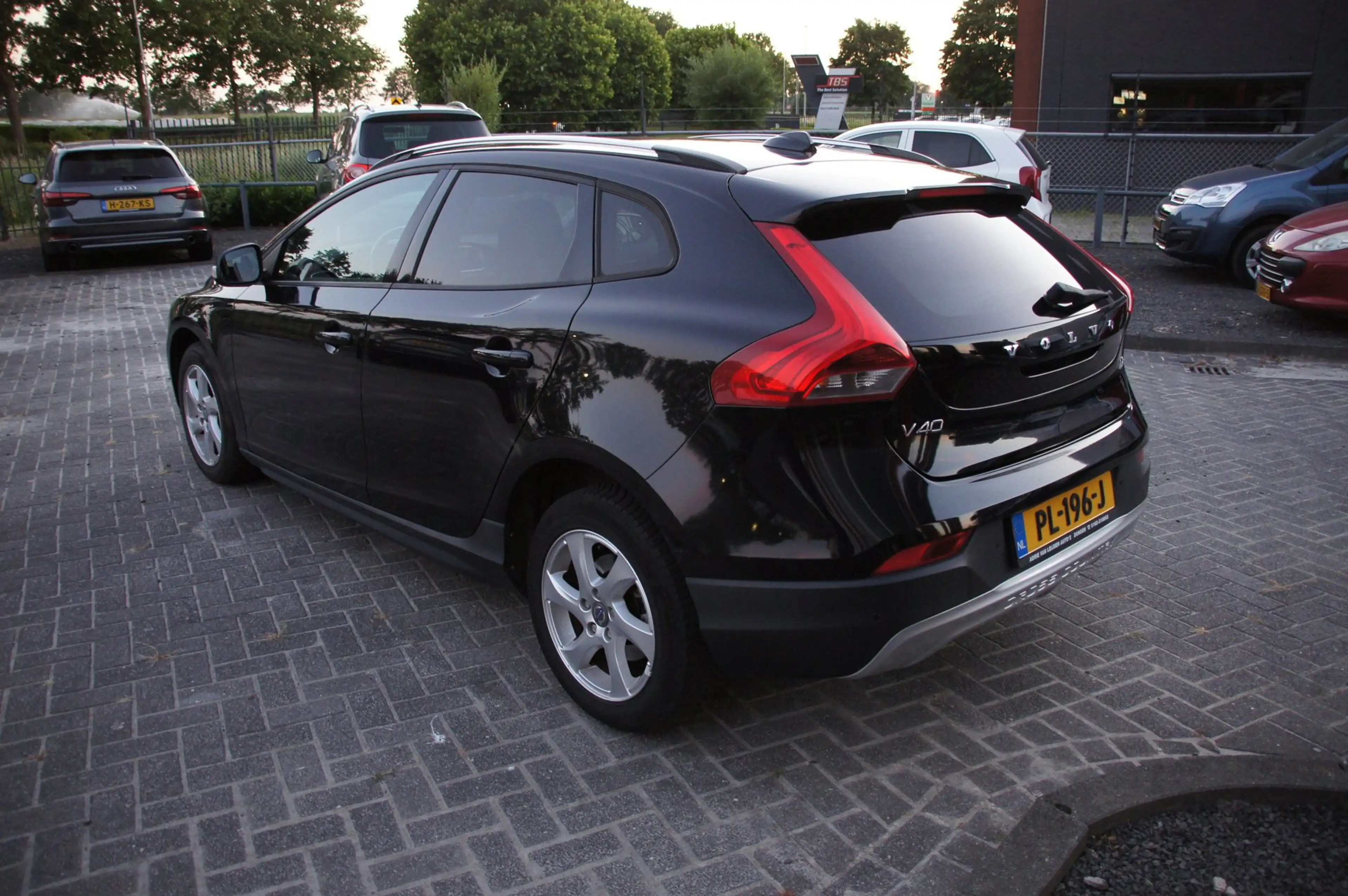 Volvo V40 Cross Country 1.6 D2 — photo 13