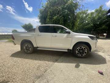 2.8 d-4d 48V double cab Executive auto