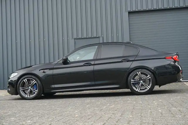 BMW M5 view 4