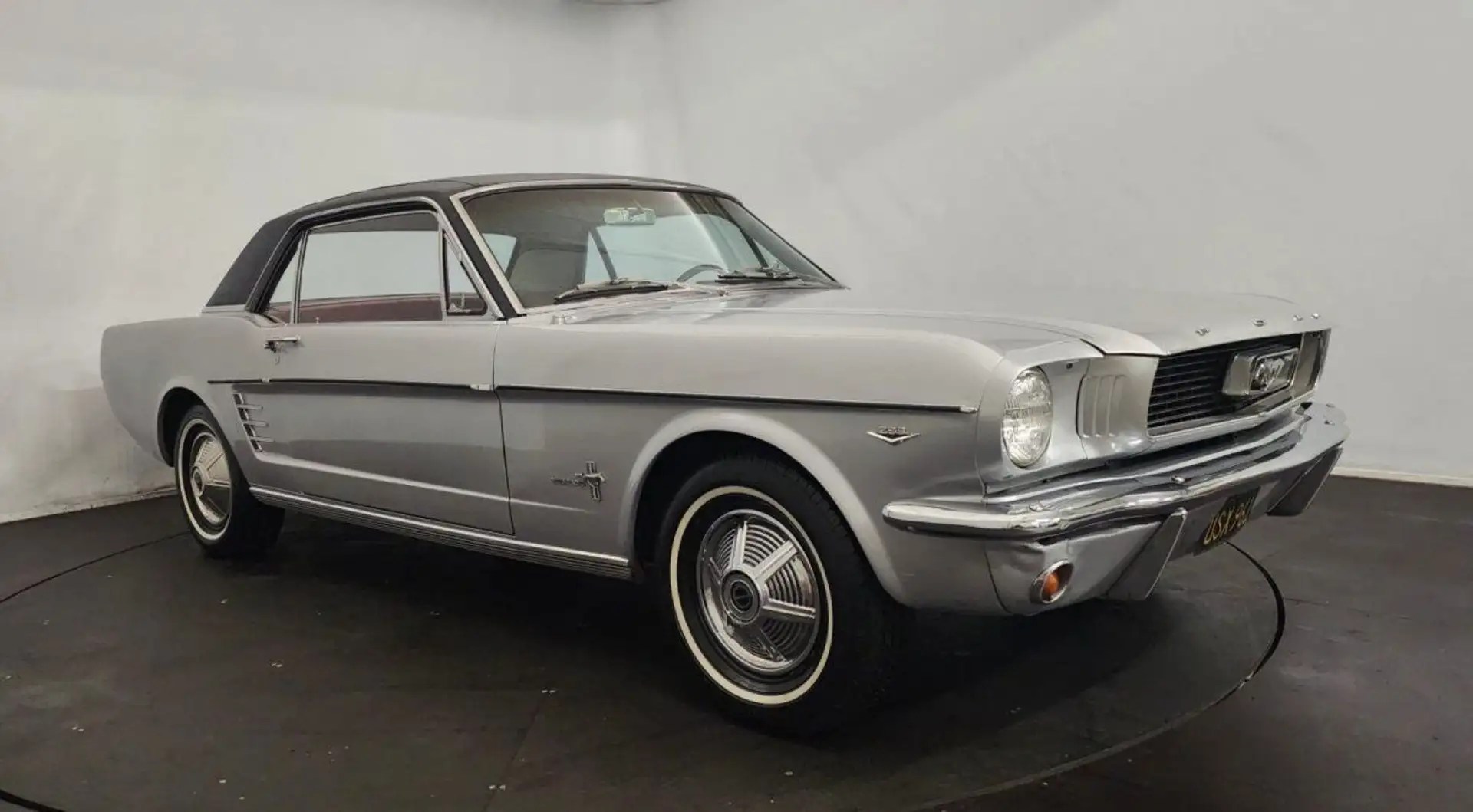 Ford Mustang Gris - 1