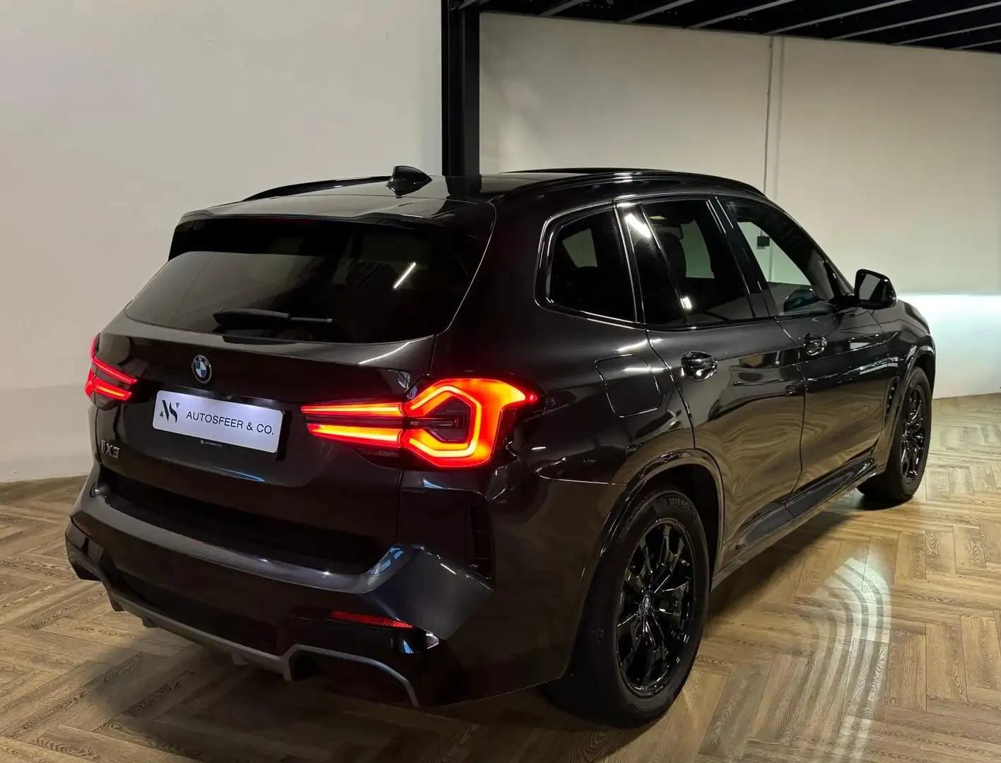 BMW iX3 Executive 80 kWh Grijs - 2