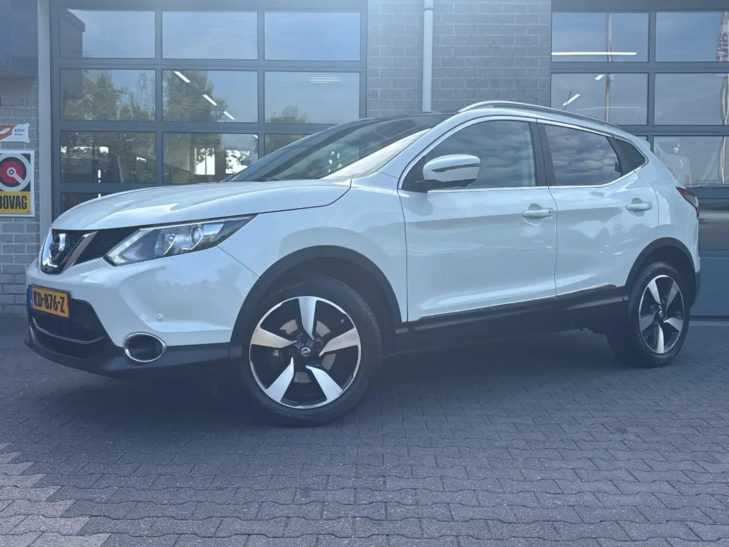 Nissan Qashqai 1.2 N-Connecta | PANORAMADAK | AFN TREKHAAK | Wit - 1