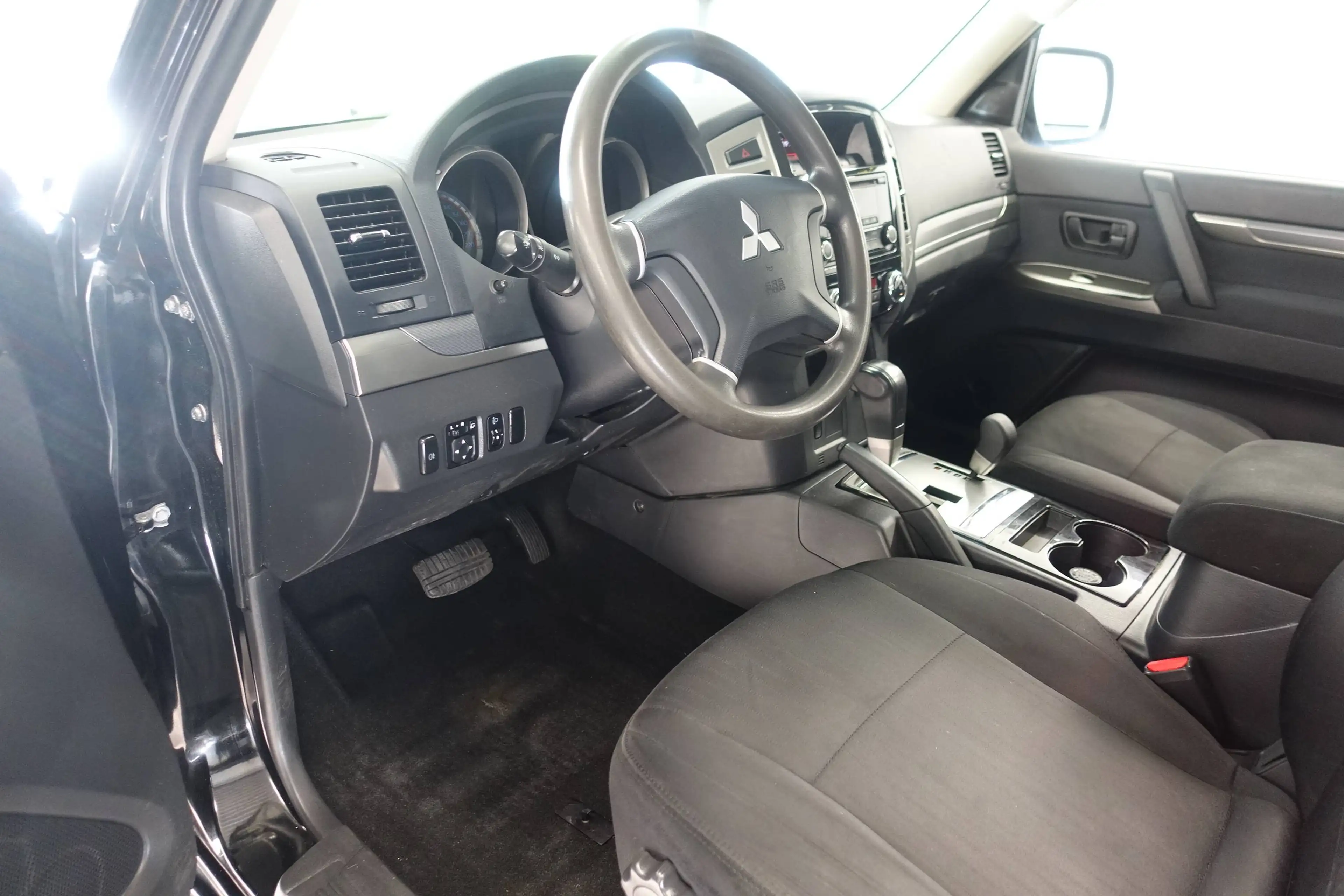 Mitsubishi Pajero 3.2 Di-D Inform — photo 5