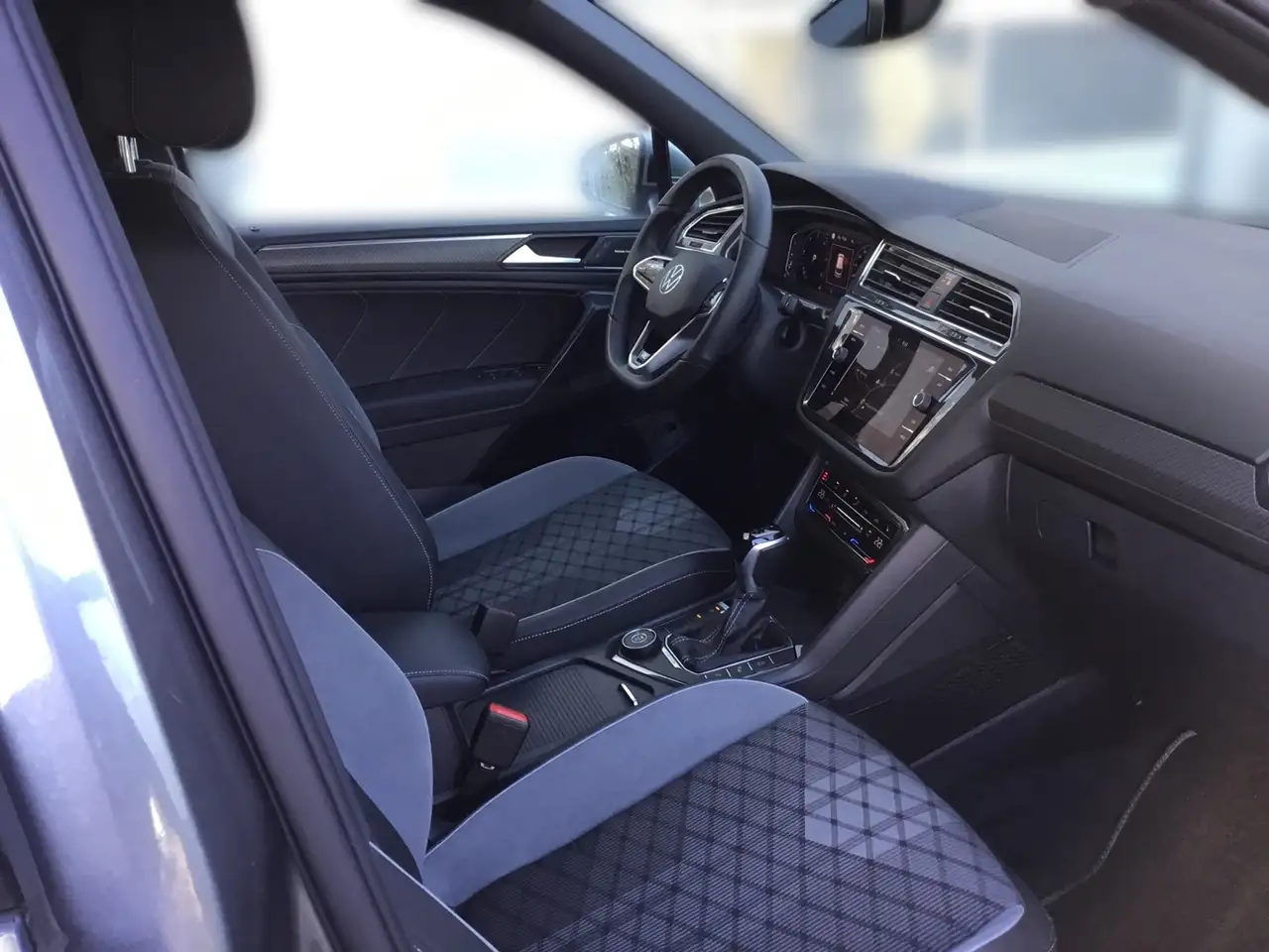 Volkswagen Tiguan Allspace 2.0 TDI DSG 4M R-LINE 7-SITZE +AHK +H&K +360° +IQ 8