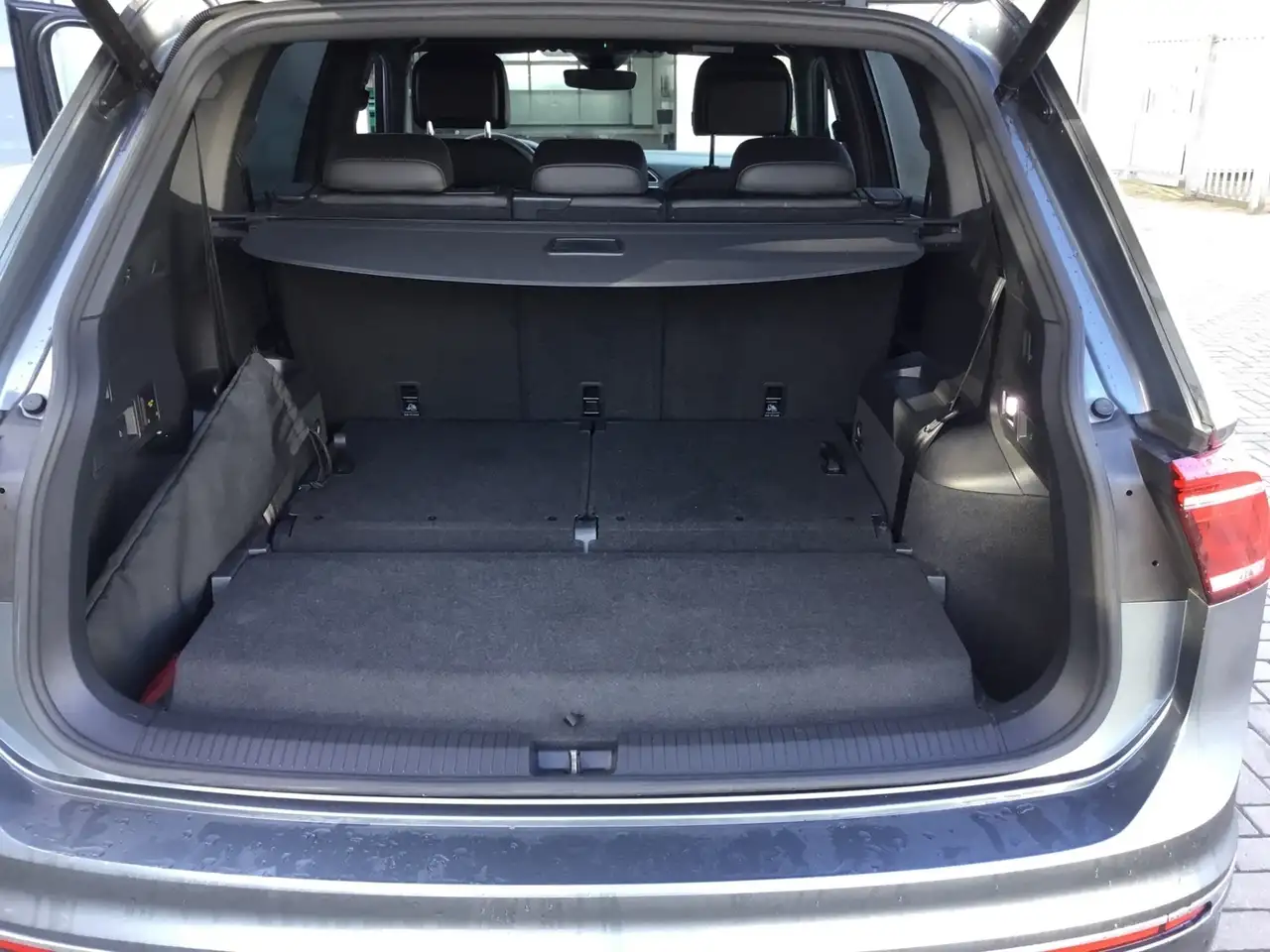 Volkswagen Tiguan Allspace 2.0 TDI DSG 4M R-LINE 7-SITZE +AHK +H&K +360° +IQ 15